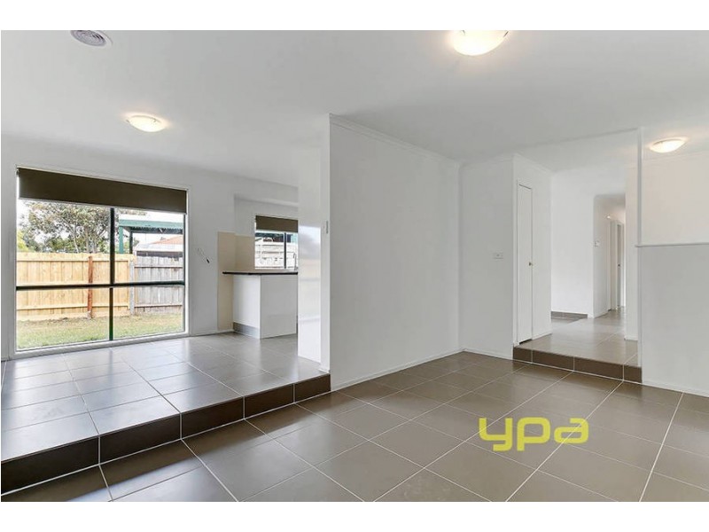 5 Reading Close, Roxburgh Park VIC 3064