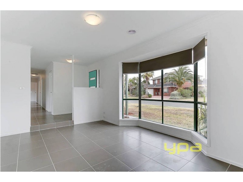 5 Reading Close, Roxburgh Park VIC 3064