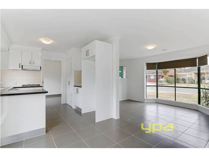 5 Reading Close, Roxburgh Park VIC 3064