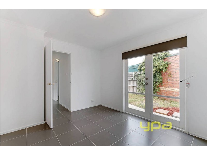 5 Reading Close, Roxburgh Park VIC 3064