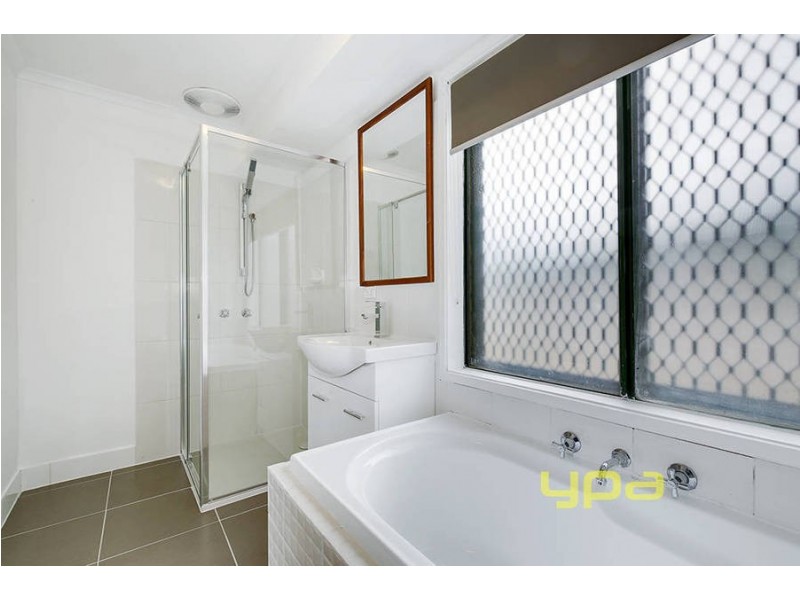 5 Reading Close, Roxburgh Park VIC 3064