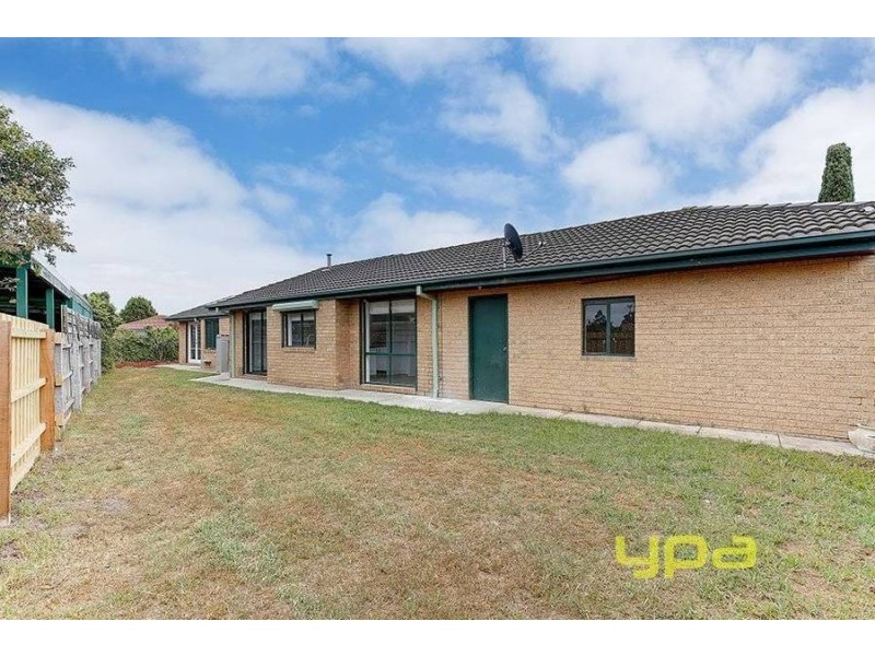 5 Reading Close, Roxburgh Park VIC 3064