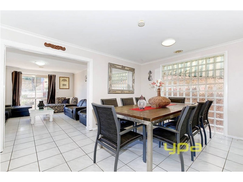 41 Ravenhill Boulevard, Roxburgh Park VIC 3064