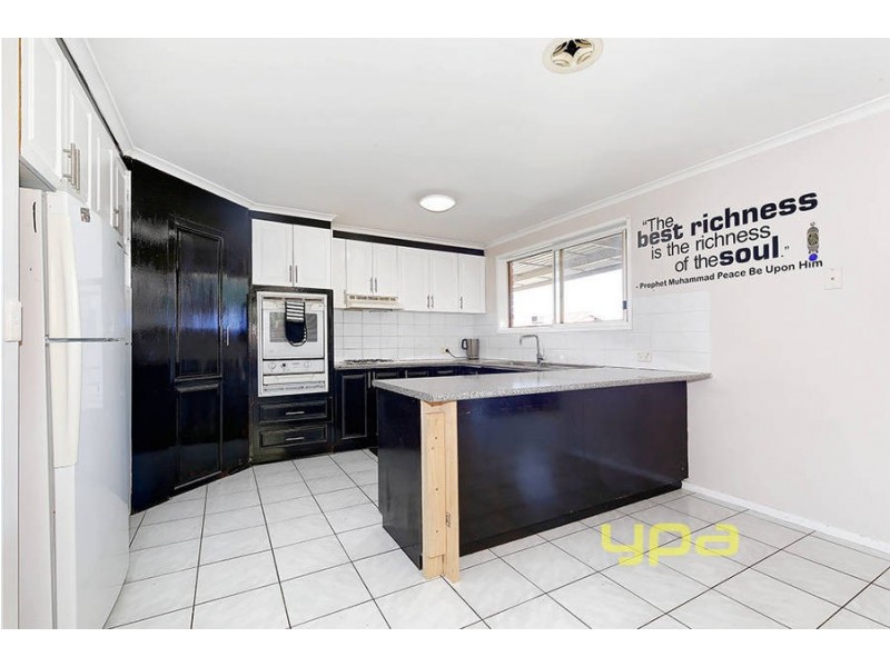 41 Ravenhill Boulevard, Roxburgh Park VIC 3064