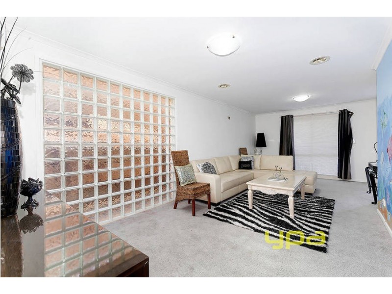 41 Ravenhill Boulevard, Roxburgh Park VIC 3064