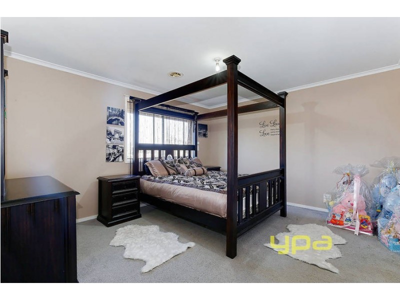 41 Ravenhill Boulevard, Roxburgh Park VIC 3064