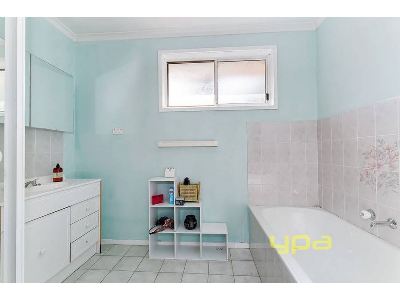 41 Ravenhill Boulevard, Roxburgh Park VIC 3064