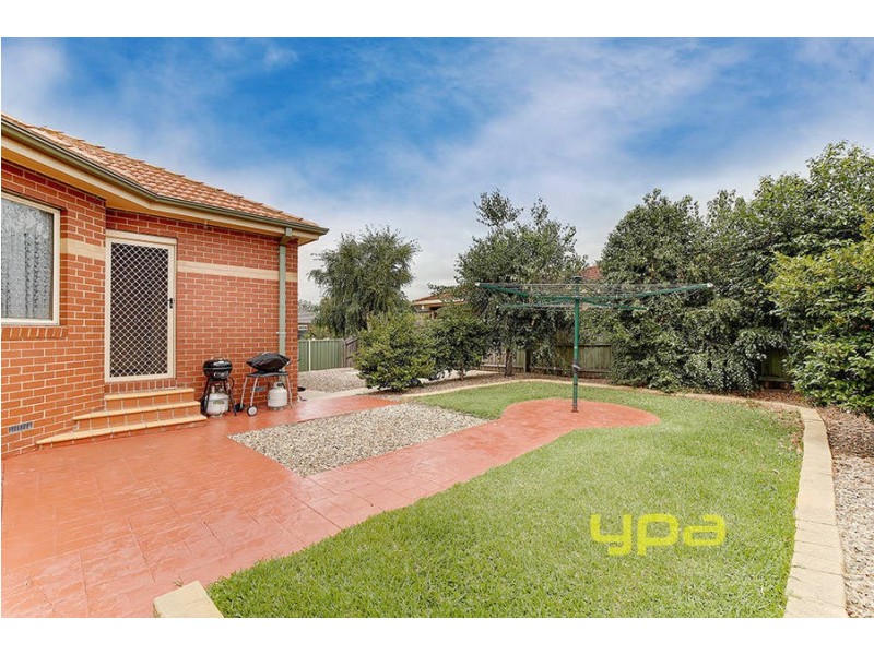 8 Lynch Place, Roxburgh Park VIC 3064