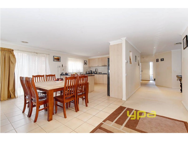 14 Regency Road, Roxburgh Park VIC 3064