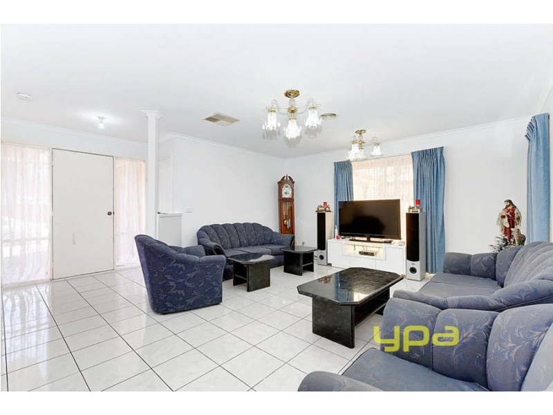 11 McIntyre Avenue, Roxburgh Park VIC 3064