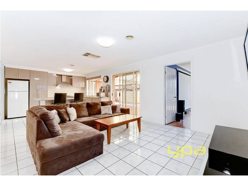 11 McIntyre Avenue, Roxburgh Park VIC 3064