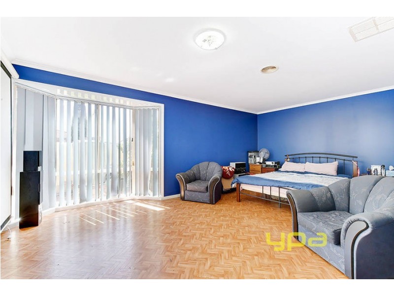 11 McIntyre Avenue, Roxburgh Park VIC 3064