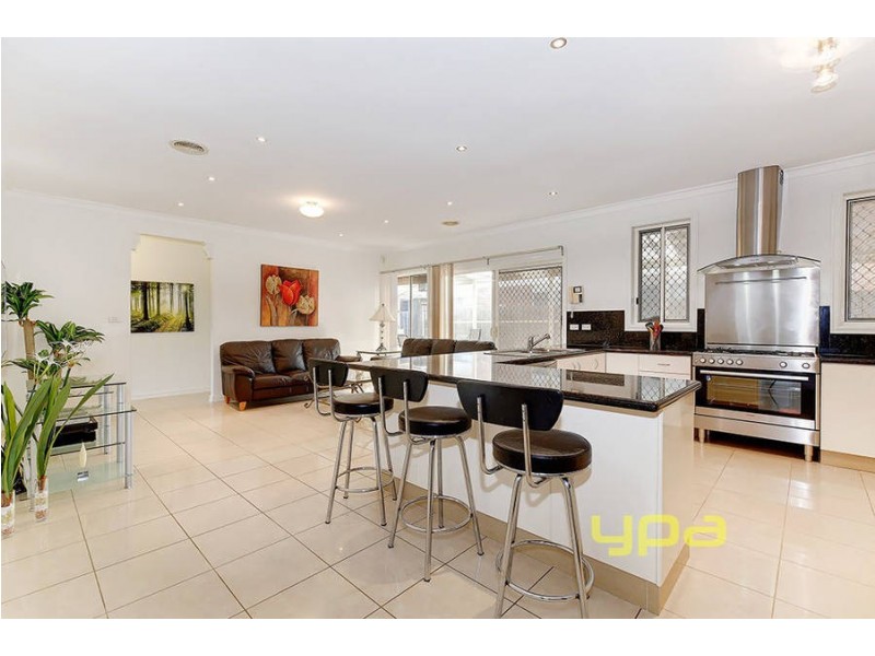 13 Lachlan Crescent, Roxburgh Park VIC 3064
