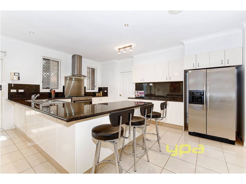 13 Lachlan Crescent, Roxburgh Park VIC 3064