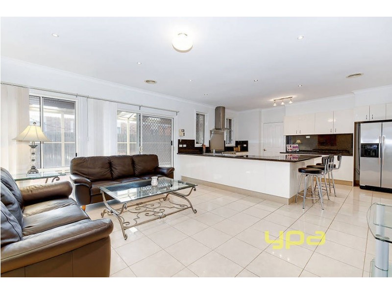 13 Lachlan Crescent, Roxburgh Park VIC 3064