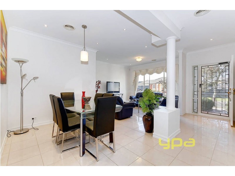 13 Lachlan Crescent, Roxburgh Park VIC 3064