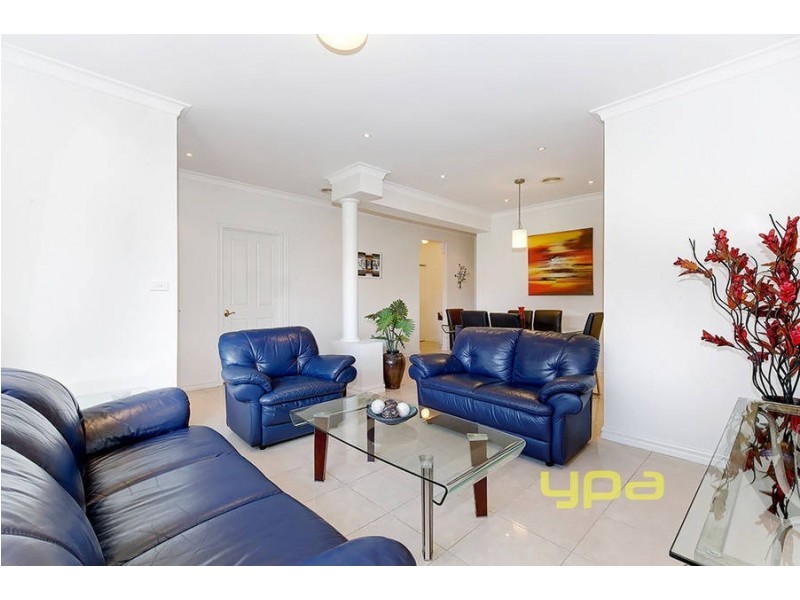 13 Lachlan Crescent, Roxburgh Park VIC 3064