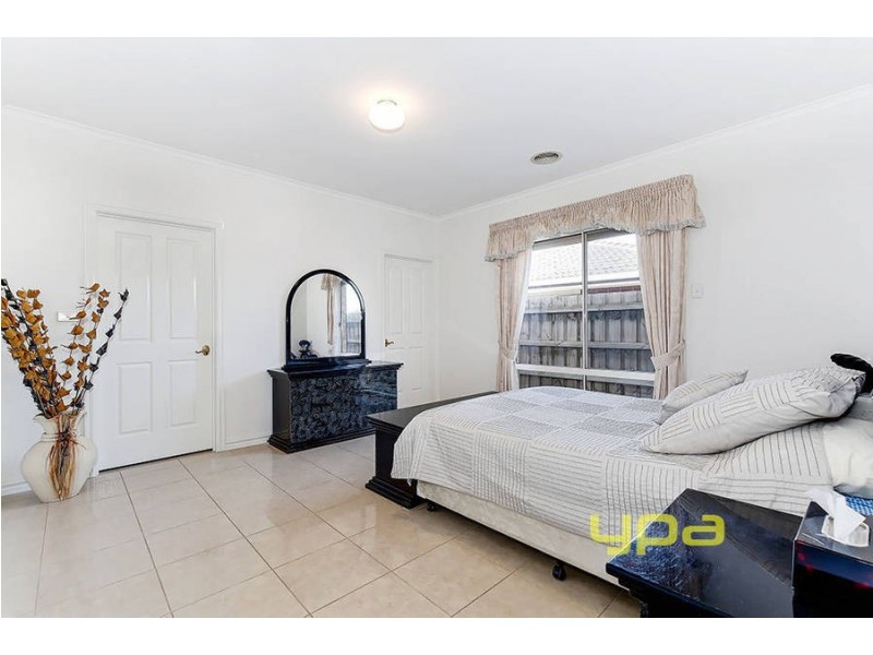 13 Lachlan Crescent, Roxburgh Park VIC 3064