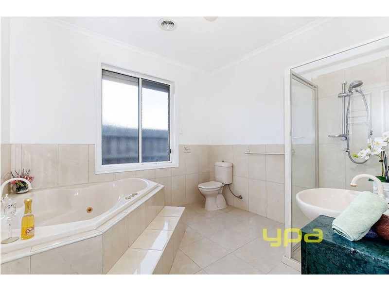 13 Lachlan Crescent, Roxburgh Park VIC 3064