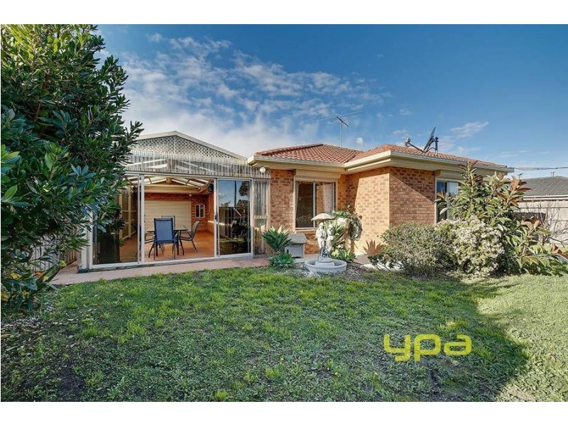 13 Lachlan Crescent, Roxburgh Park VIC 3064