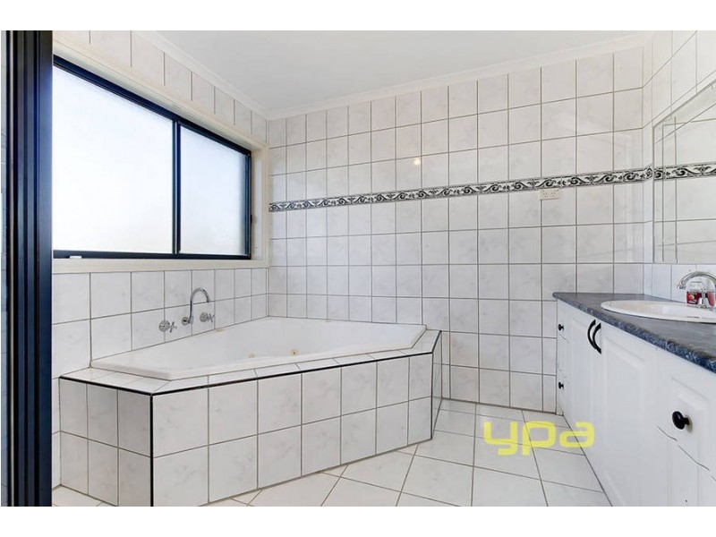 101 Donald Cameron Drive, Roxburgh Park VIC 3064