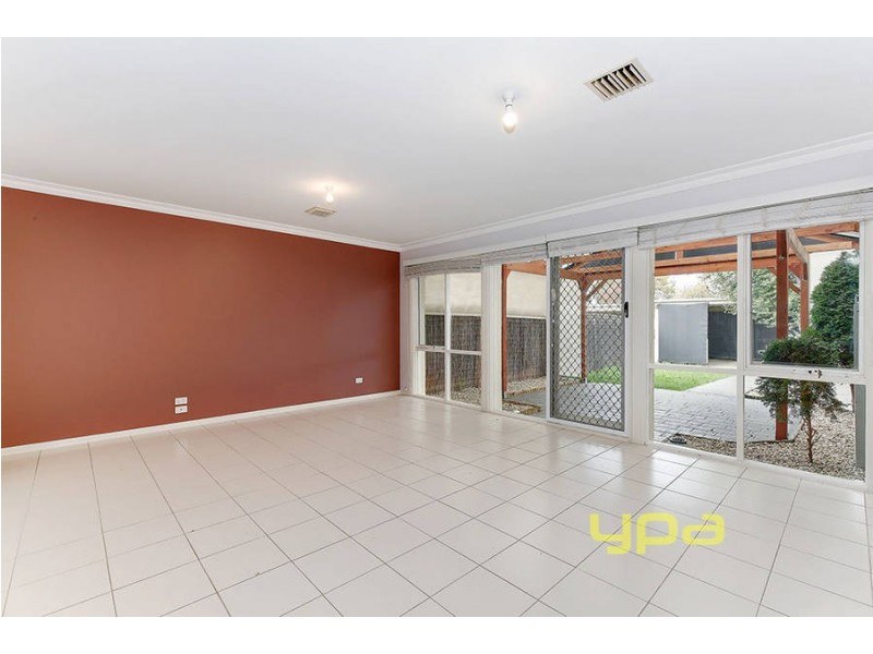 75 Rossiter Avenue, Roxburgh Park VIC 3064