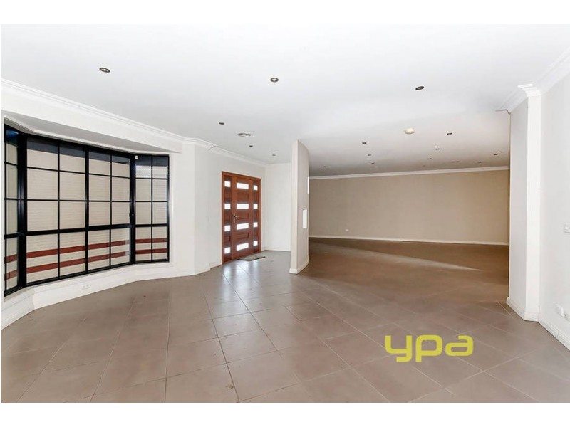 11 Flowers Close, Roxburgh Park VIC 3064