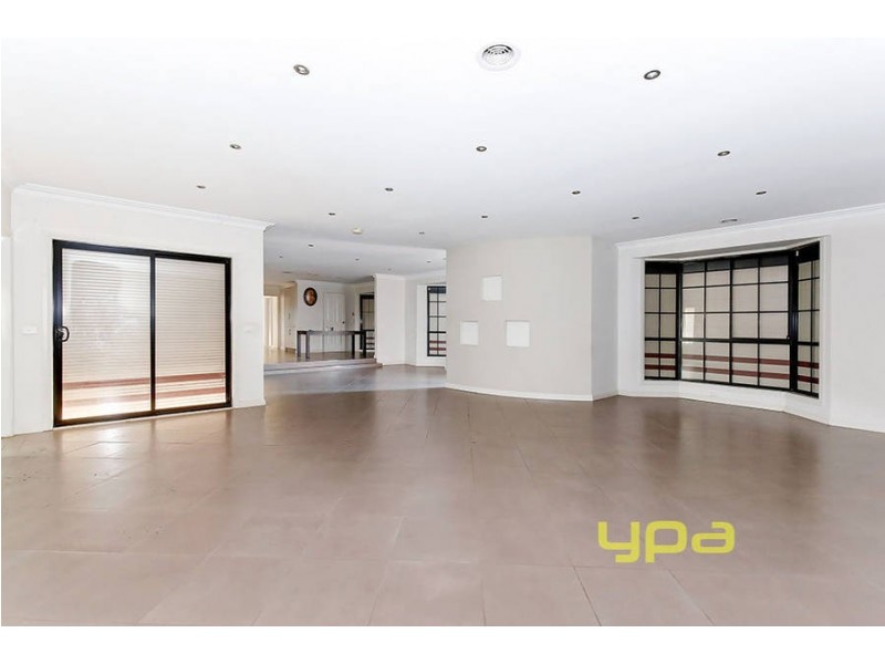 11 Flowers Close, Roxburgh Park VIC 3064