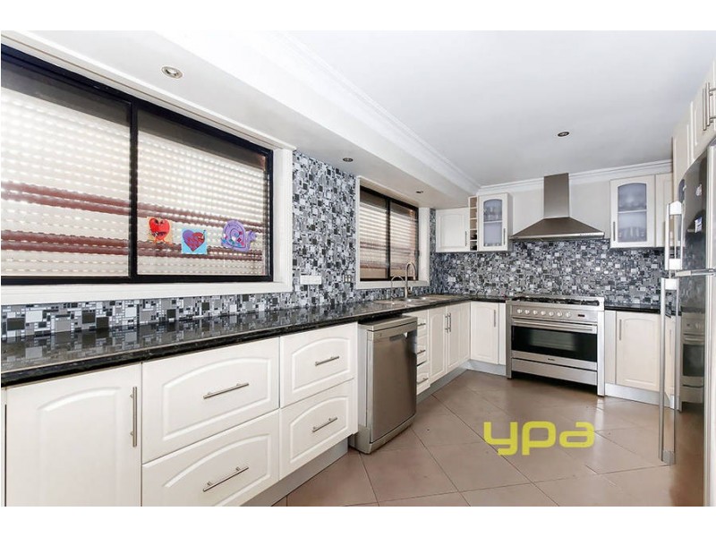 11 Flowers Close, Roxburgh Park VIC 3064