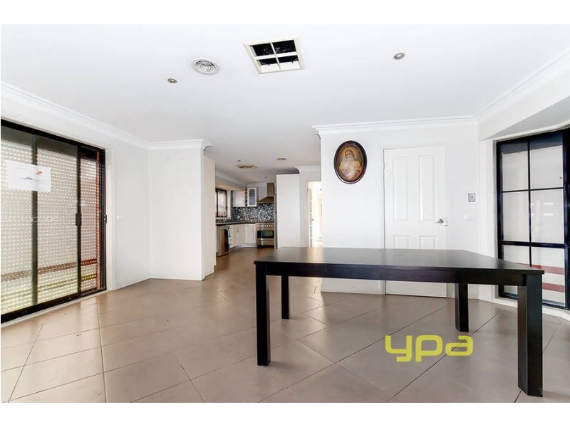 11 Flowers Close, Roxburgh Park VIC 3064