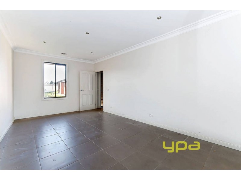 11 Flowers Close, Roxburgh Park VIC 3064