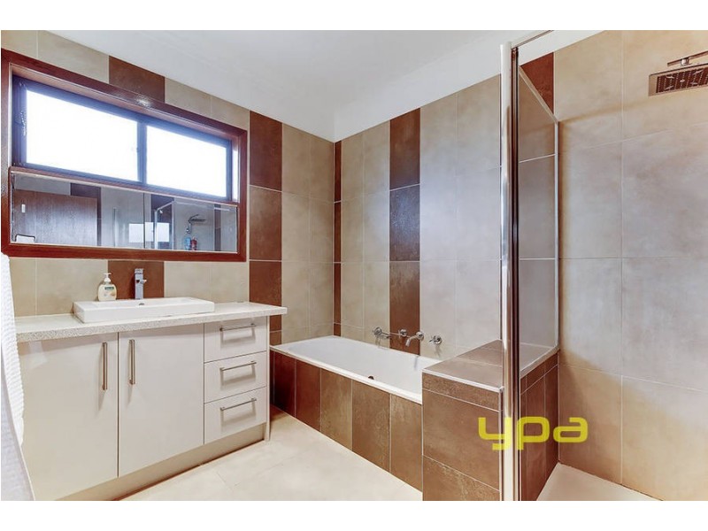 1 Tamboon Court, Meadow Heights VIC 3048