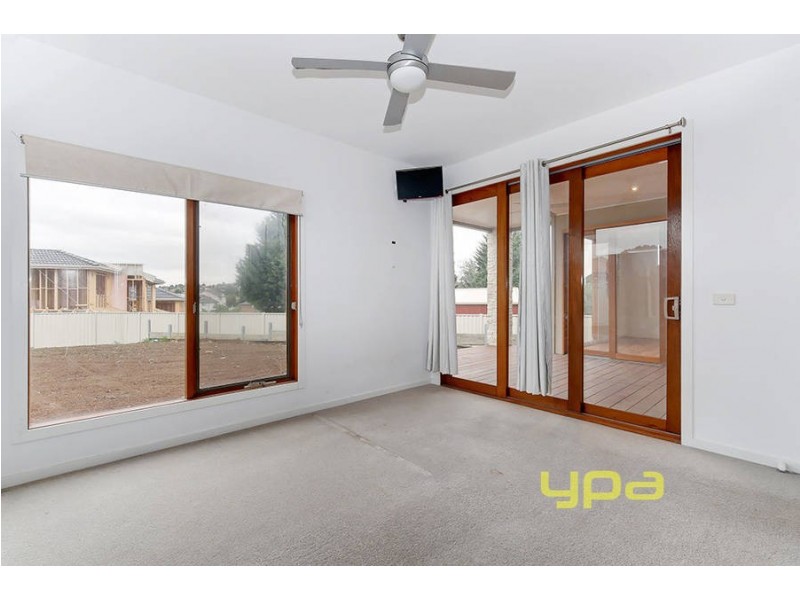 11 McNicol Close, Meadow Heights VIC 3048