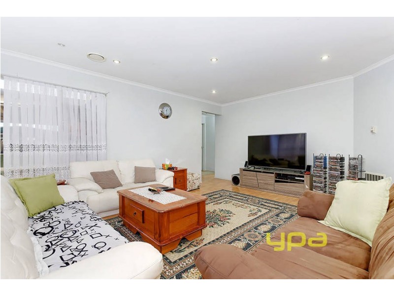 19 Sheridan Way, Roxburgh Park VIC 3064