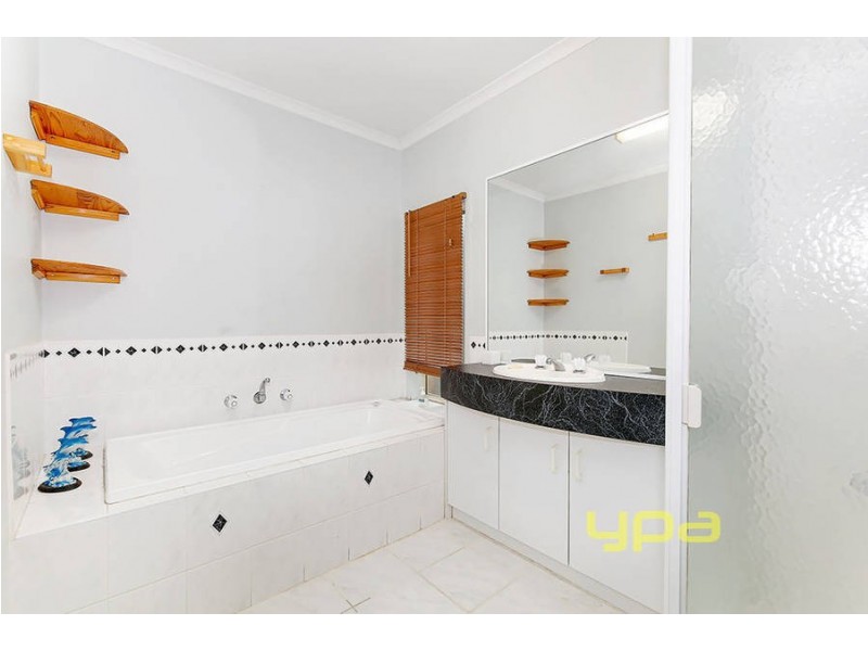 19 Sheridan Way, Roxburgh Park VIC 3064