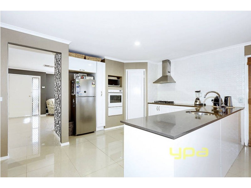 6 Degaris Lane, Roxburgh Park VIC 3064