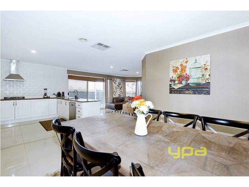 6 Degaris Lane, Roxburgh Park VIC 3064