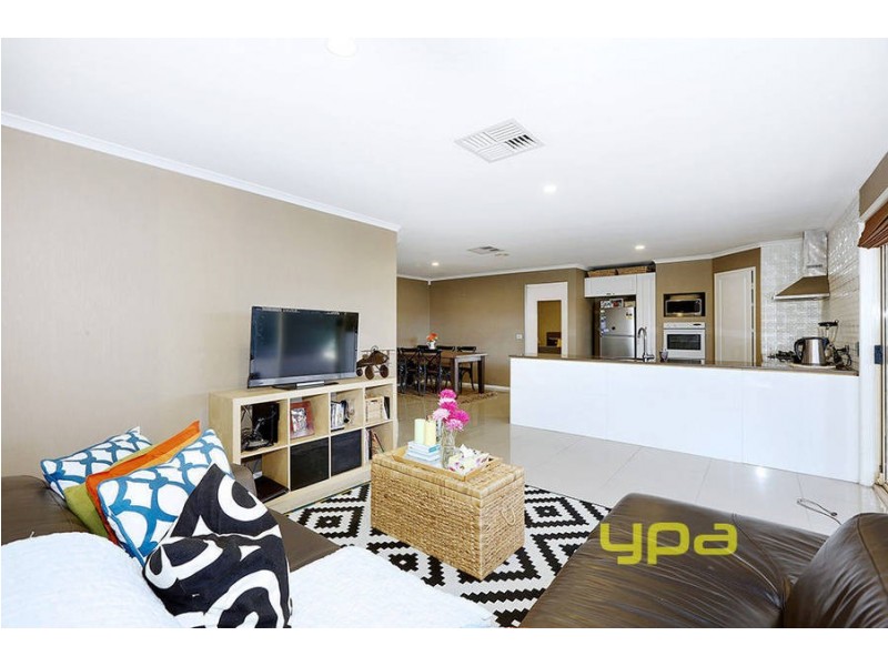 6 Degaris Lane, Roxburgh Park VIC 3064