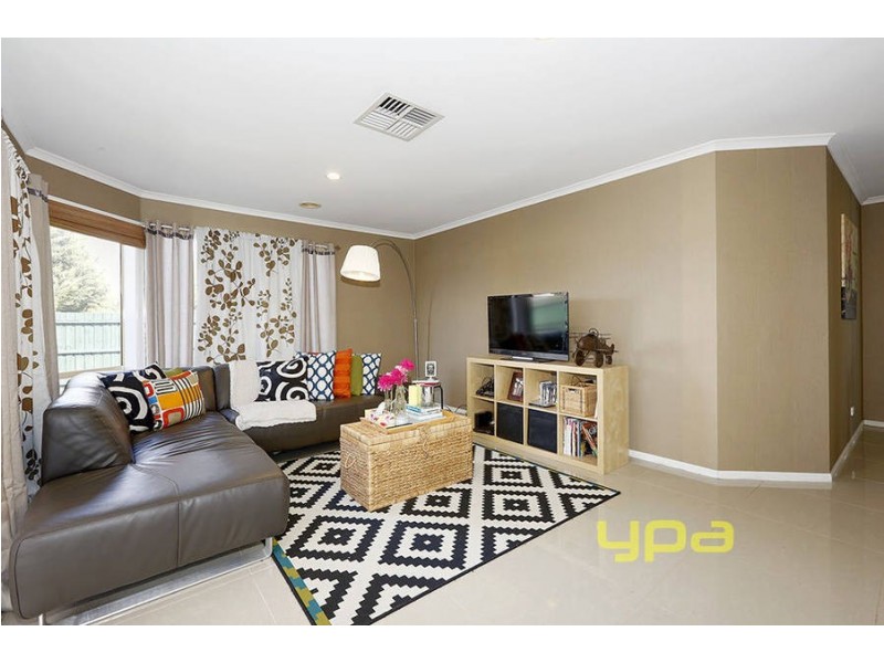 6 Degaris Lane, Roxburgh Park VIC 3064