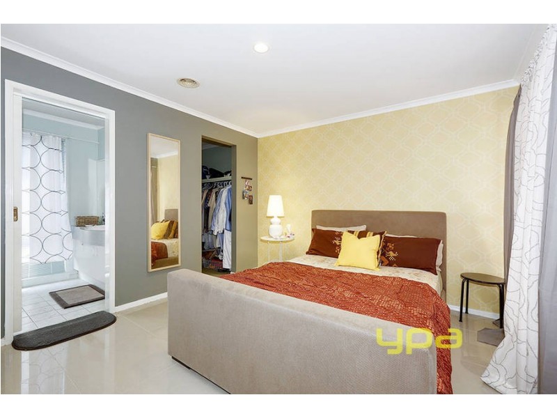 6 Degaris Lane, Roxburgh Park VIC 3064