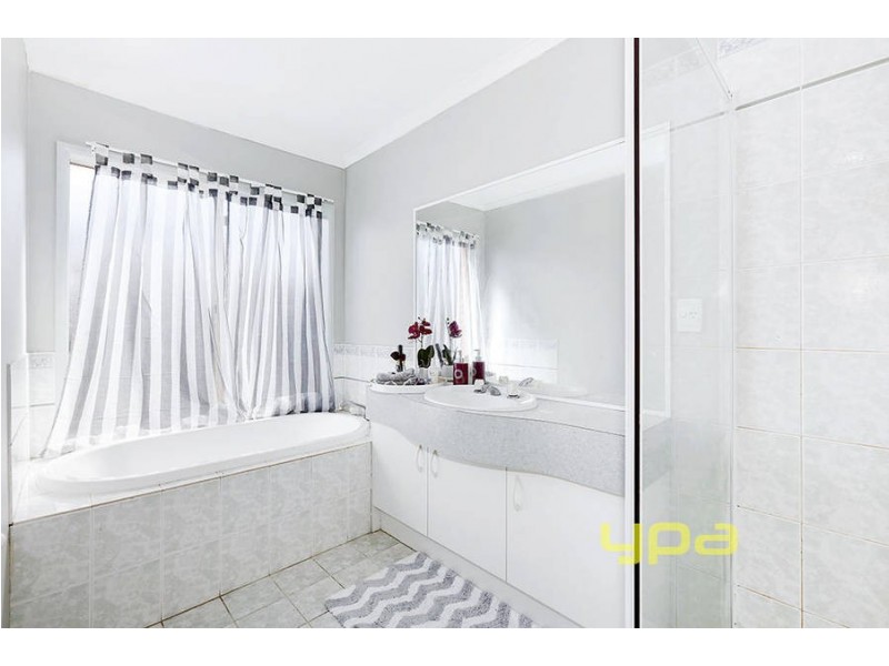 6 Degaris Lane, Roxburgh Park VIC 3064