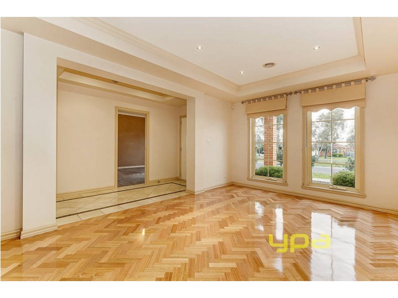 8 Fairview Drive, Roxburgh Park VIC 3064