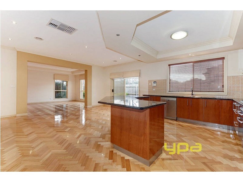 8 Fairview Drive, Roxburgh Park VIC 3064