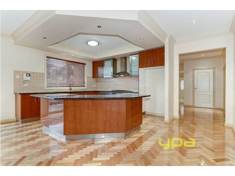 8 Fairview Drive, Roxburgh Park VIC 3064