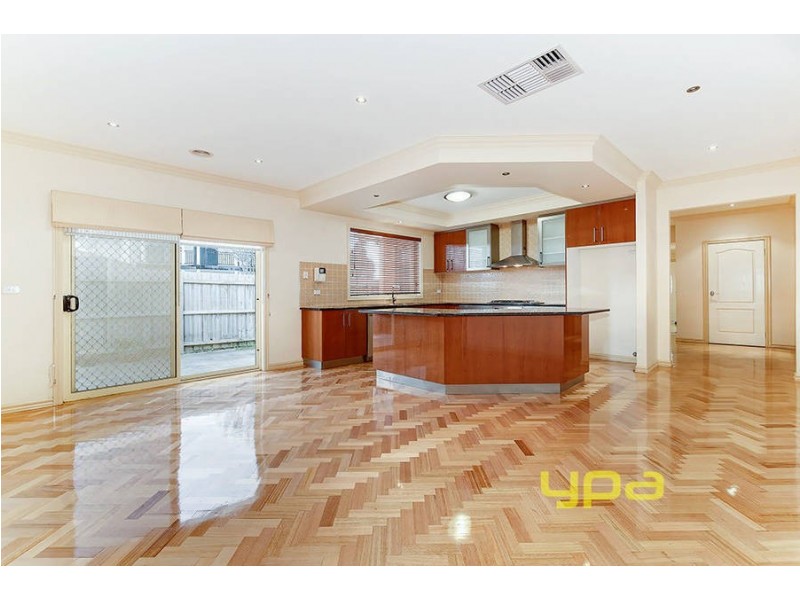 8 Fairview Drive, Roxburgh Park VIC 3064