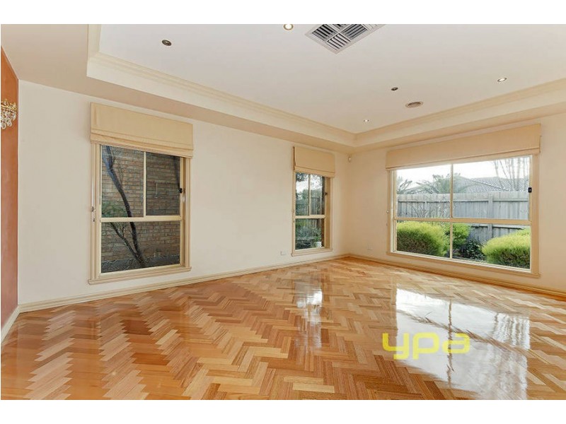 8 Fairview Drive, Roxburgh Park VIC 3064