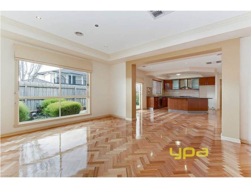 8 Fairview Drive, Roxburgh Park VIC 3064