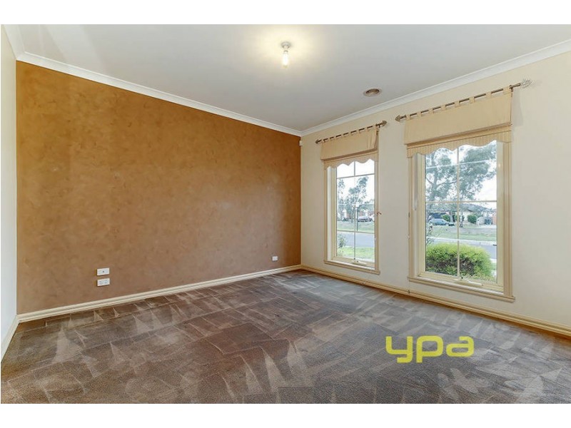 8 Fairview Drive, Roxburgh Park VIC 3064