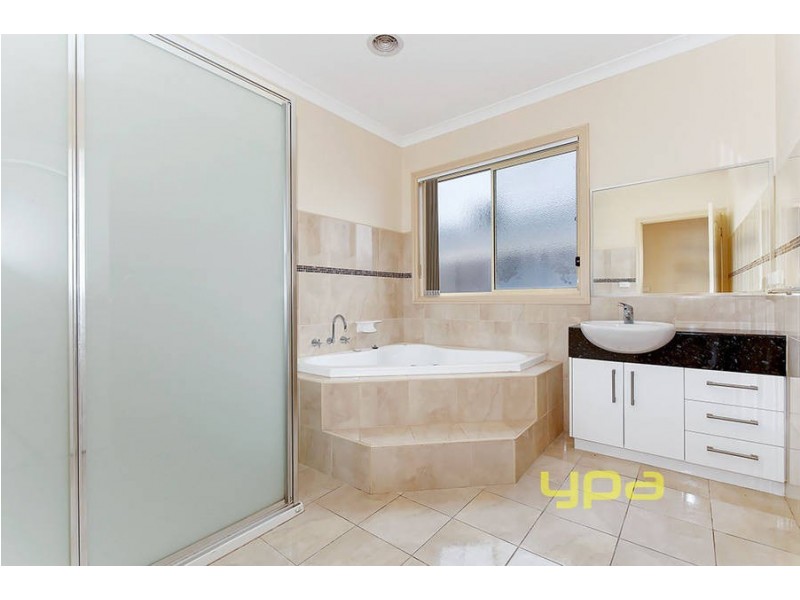 8 Fairview Drive, Roxburgh Park VIC 3064