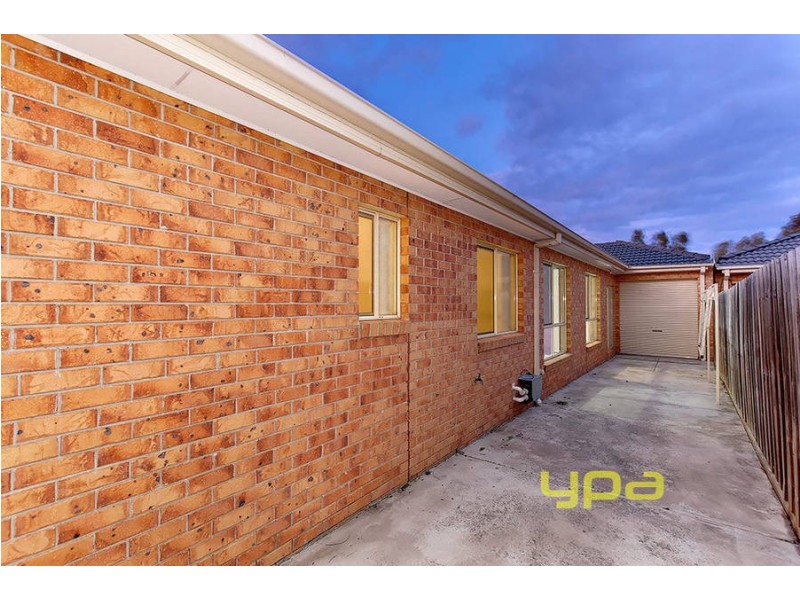 8 Fairview Drive, Roxburgh Park VIC 3064